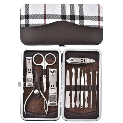 Klasican manikir set u braon kariranoj futroli. Idealan za musku negu, praktican i elegantan poklon.
