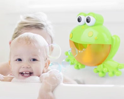 Smesna muzicka zaba za kupanje koja pravi sapunicu zabava za bebe i roditelje u kadi