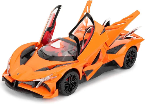 Model narandzastog sportskog automobila Apollo Evo sa crnim detaljima i crvenom unutrasnjosti postavljen je na beloj pozadini. Vrata automobila su otvorena prema gore. Automobil ima crne felne sa crvenim detaljima.