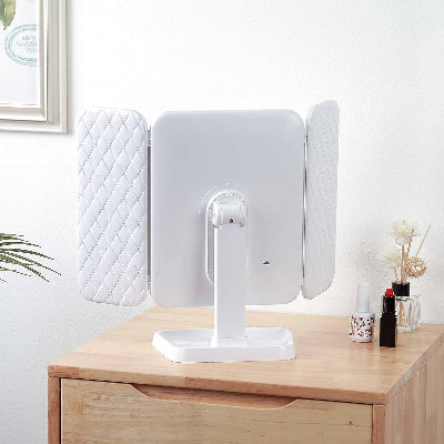 Stono LED ogledalo za sminkanje, kompaktno i prenosivo. Savrseno za kucu ili putovanja, lako se uklapa u prostor.