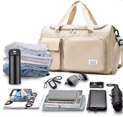 Prikaz organizacije unutar putne torbe sa telefonom, slusalicama i drugim predmetima. Pametno pakovanje.