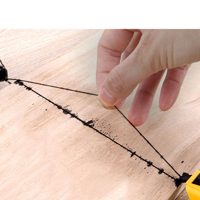 Oznacavanje linije na drvetu pre secenja povlacenje linije uz pomoc crtaca linija sa mastilom zid pod