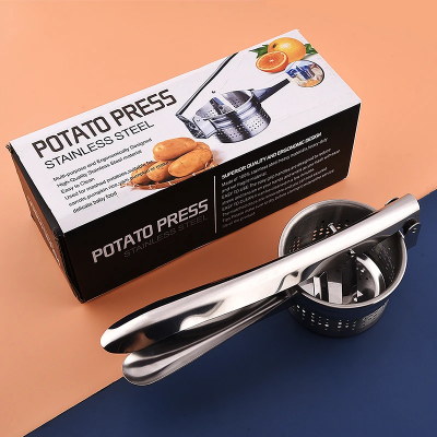 Pritiskač za krompir u originalnom pakovanju, odlican izbor za poklon ljubiteljima kuvanja.