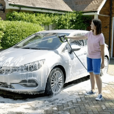 Mlaznica stvara bogatu penu za efikasno pranje automobila. Cisti povrsinu bez ostecenja.