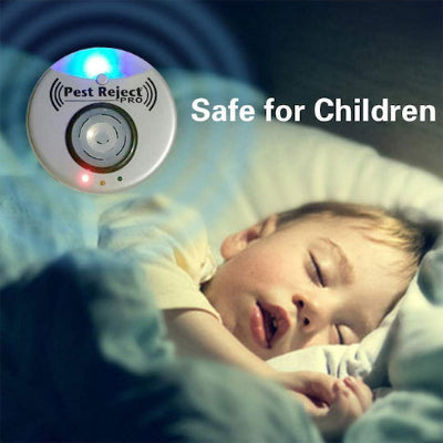 Pest Reject uredjaj postavljen pored deteta koje spava, sa natpisom 'Safe for Children'. Bezbedan ultrazvuk.