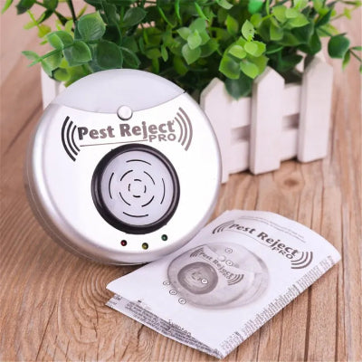 Pest Reject Pro ultrazvucni rasterivac stetocina. Uredjaj je pet friendly, bezbedan za macke i kucne ljubimce. Efektivan protiv insekata i glodara.