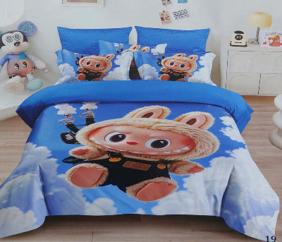 Luksuzna decija posteljina set plave boje. Krzneni zec lebdi na nebu sa oblacima. Jorgan prekrivac za decu sobu. Dizajn.