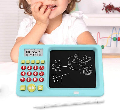 Plavi edukativni tablet sa LCD ekranom, prikazuje crtez. Pogodan za crtanje i ucenje brojeva.