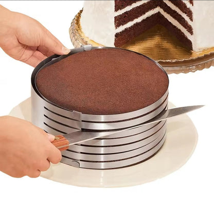 Okrugli kalup-sečivo za jednostavno i precizno pravljenje višeslojnih torti. Izrađen od nerđajućeg čelika, alat se koristi za sečenje čokoladne kore, a kao primer je prikazana višeslojna torta sa kontrastnim bojama kora i fila.