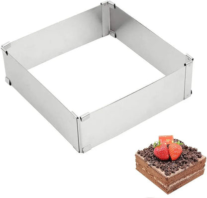 Podesivi pravougaoni kalup za torte i kolače izrađen od nerđajućeg čelika (inoksa). Na slici je prikazan sam kalup u obliku kvadrata i primer upotrebe sa gotovom četvrtastom čokoladnom tortom ukrašenom jagodama i čokoladnim mrvicama.