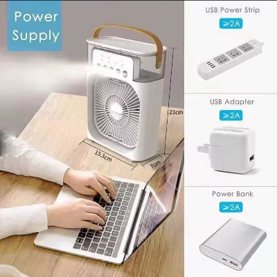 Mini klima uredjaj sa razlicitim opcijama napajanja. Koriscenje USB kabla. Prikazuje upotrebu na stolu, uz laptop.