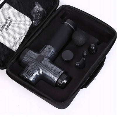 Otvorena transportna torbica sa masaznim pistoljem i svim pripadajucim dodacima, idealna za putovanja i cuvanje opreme.