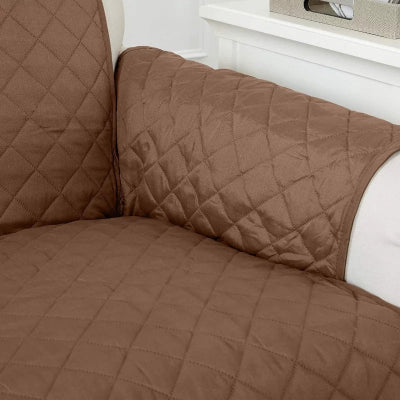 Detalji braon presvlake za garnituru. Kvalitetan materijal, stiti sediste i naslon za ruke. Otporna navlaka za namestaj.