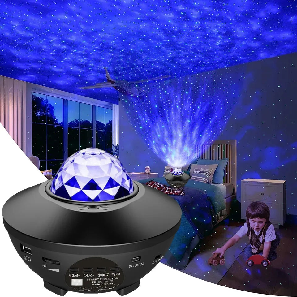 Prikaz decije sobe sa krevetom, nocnim ormaricem i projektorom koji stvara atmosferu zvezdanog neba.