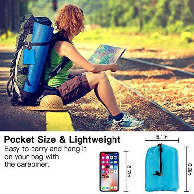 Osoba koristi prostirku za odmor u prirodi, prikazuje njenu kompaktnost kada je spakovana, idealna za putovanja i izlete.