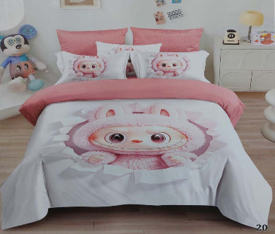 Slatki roza set posteljine za devojcice. Jorgan prekrivac sa krznenim cudovistance zeka motivom. Beli sivi tonovi krevet.