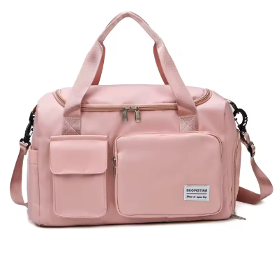 Atraktivna roze zenska putna torba sa modernim dizajnom. Savrsena za izlete, fitnes i modni dodatak.