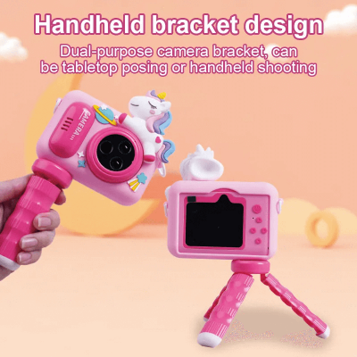 Rucni nosac za deciju kameru sa jednorogom. Omogucava stabilno snimanje i lakse drzanje. Ergonomski dizajn.