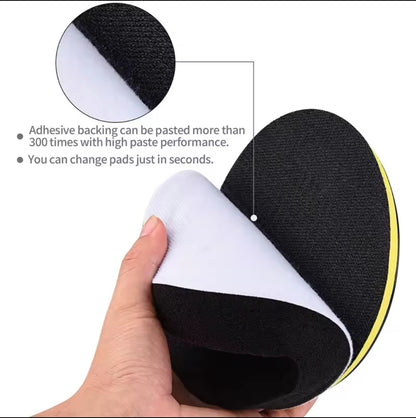 Ruka odlepljuje beli zaštitni sloj sa crnog diska za poliranje sa žutom ivicom, demonstrirajući samolepljivu pozadinu. Prikazane su i informacije o višekratnoj upotrebi i brzoj zameni diskova.