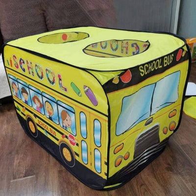 Deciji sator kućica u obliku školskog autobusa postavljen u dnevnoj sobi idealno za decu do 7 godina