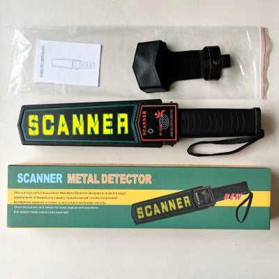Komplet "Super Scanner" metal detektora ukljucuje futrolu i uputstvo. Spreman za brzu primenu.