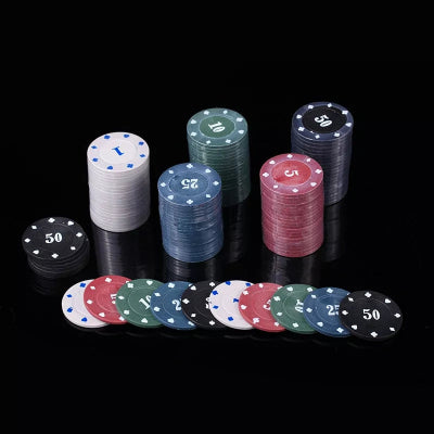 Zetoni za poker raznih boja sa brojevima i dealer cipovi rekviziti za karte