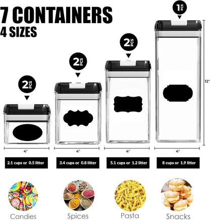 Set od sedam providnih plasticnih posuda za skladistenje hrane sa crnim poklopcima i nalepnicama, prikazanih u cetiri razlicite velicine. Svaka posuda ima nalepnicu na tabli sa kredom, a ispod svake posude su navedene dimenzije u incima, soljama i litrima. Na dnu slike su cetiri kruzne slike koje prikazuju sadrzaj posuda: slatkiše, zacine, testeninu i grickalice.