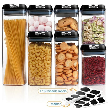 Set od sedam providnih plasticnih posuda za skladistenje hrane sa crnim poklopcima, prikazanih sa razlicitim vrstama namirnica. Ukljucuje nalepnice za obelezavanje i marker za pisanje po nalepnicama.