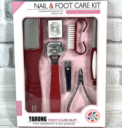 Delovi seta za pedikir i manikir u kutiji.