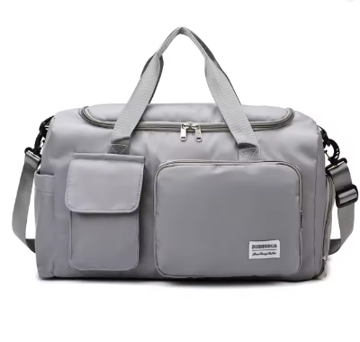 Univerzalna siva putna torba sa brojnim pregradama. Pogodna za sport, putovanja i svakodnevne aktivnosti.