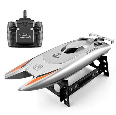 Sivi model RC brod prikazan na stalku. Vrhunski dizajn, spreman za izlaganje. Odlicna kolekcija.