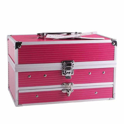 Zatvoreni roze kozmeticki kofer za sminku, prenosiv i praktican, sa tri fioke, spreman za putovanja ili profesionalnu upotrebu.