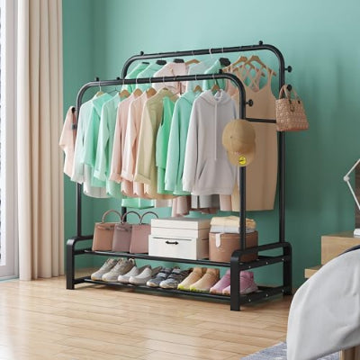 Crni metalni stalak za odecu ispunjen garderobom i obucama u modernoj sobi. Praktican i estetski dodatak za vas dom.