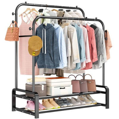 Pun crni metalni stalak za odecu sa vesalicama, torbama i obucom. Funkcionalan element za spavace sobe i garderober.