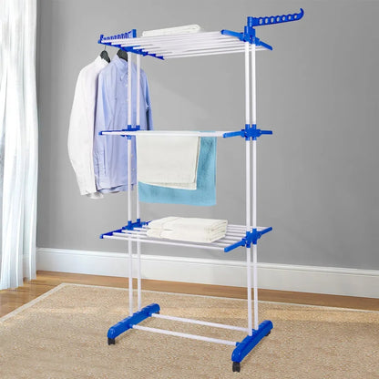 Detaljan prikaz stalka za susenje sa vesom koji se susi: kosulje na ofingerima, peskiri i slozen ves.