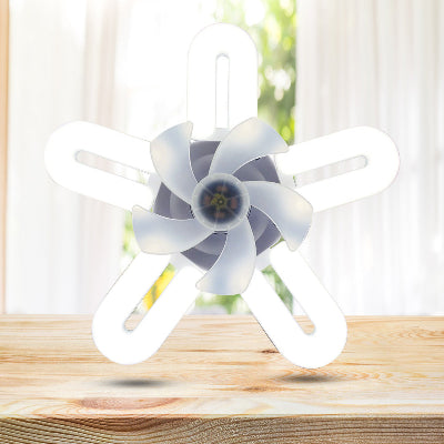 Moderni stoni ventilator sa lampom, pruza osvezenje i osvetljenje, minimalisticki dizajn.