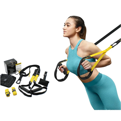 Žena vezba sa suspenzionim trakama, funkcionalni trening, TRX oprema za celo telo, vezbe snage kod kuce i u prirodi, fitnes rekvizit.