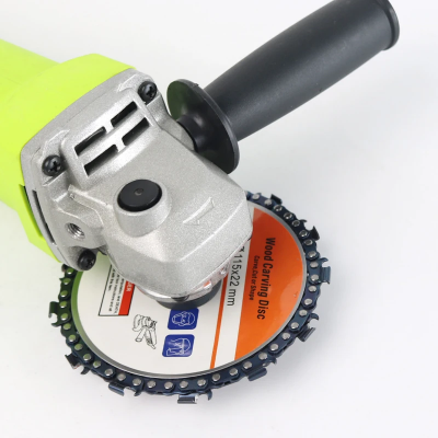 Disk za drvo sa lancem u upotrebi montiran na ugaonu brusilicu za brzo rezbarenje i oblikovanje drveta