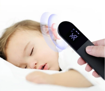 Termometar za uho za bebe i decu. Infracrveni senzor za brzo i bezbedno merenje temperature tela. Praktican za roditelje.