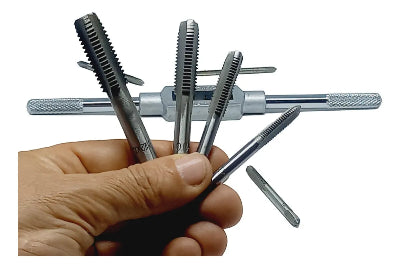 Rucne ureznice i kljuc za navoje u ruci majstora razlicite velicine profesionalni alat za bravare masinsku obradu