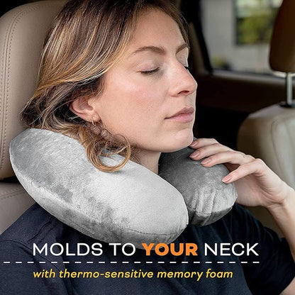 Žena sa zatvorenim očima odmara glavu na sivom putnom jastuku od memorijske pene u automobilu. Jastuk se prilagođava njenom vratu. Tekst glasi: Prilagođava se vašem vratu pomoću termo-osetljive memorijske pene.