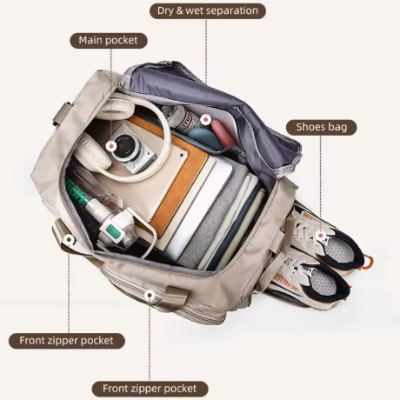 Detaljan prikaz unutrasnjosti putne torbe sa pregradama i prostorom za cipele. Prakticna organizacija stvari.