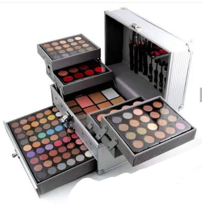 Veliki kofer za sminku sa vise nivoa i pregrada, ispunjen sminkom. Sve na jednom mestu za profesionalno sminkanje.