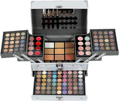Profesionalni kofer sa sminkom, otvoren, prikazujuci veliki izbor senki, rumenila i karmina. Idealno za sminkere i licnu upotrebu.