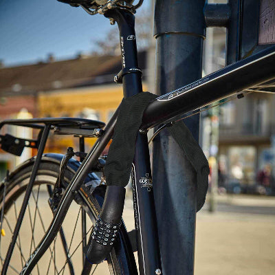 Detaljan prikaz zakljucavanja bicikla sa sigurnosnim lancem i mehanizmom za sifru. Dodatna bezbednost.