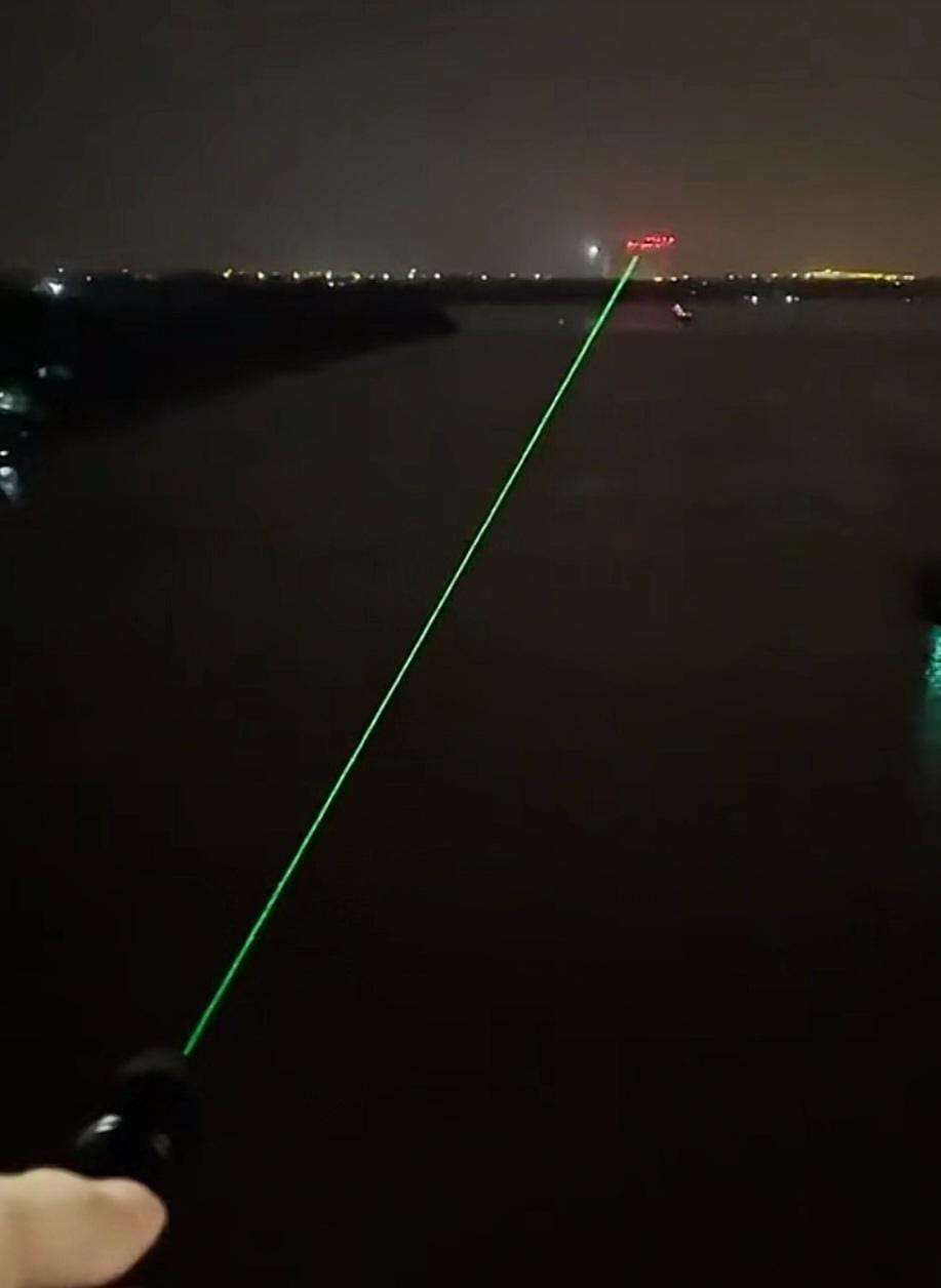 Prikaz zelenog laserskog snopa dugog dometa u mraku. Izuzetno vidljiv, pogodan za nocna posmatranja i kampovanje.