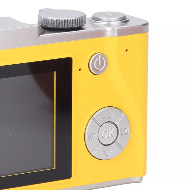 Detaljan prikaz dela žutog digitalnog fotoaparata sa srebrnim tasterima, uključujući taster za uključivanje/isključivanje i okrugli taster s oznakom 'OK'