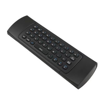 Kosi prikaz poledjine crnog pametnog uredjaja sa kompletnom mini tastaturom za brzo kucanje na beloj pozadini