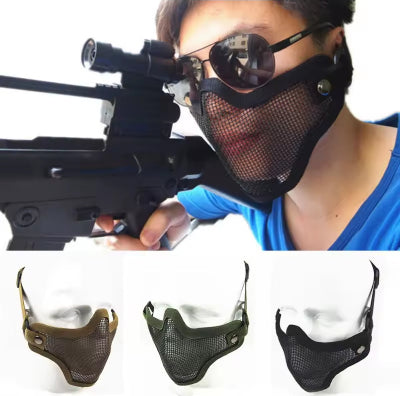 Osoba sa airsoft maskom i puskom, prikazujuci maske u tri boje: crnoj, maslinastoj i krem, neophodna zastitna oprema.