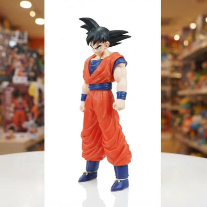 akciona figura goku u narandzastom odelu na beloj podlozi
